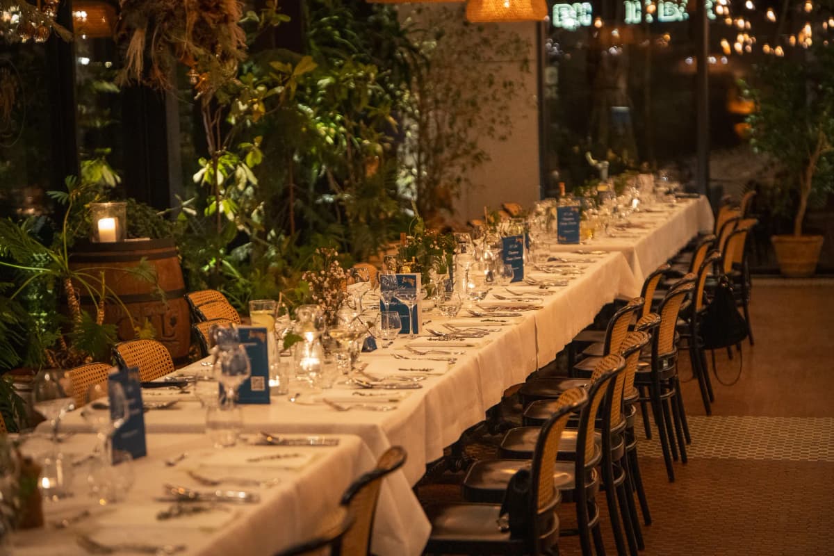 Pusty zastawiony stół przed balem