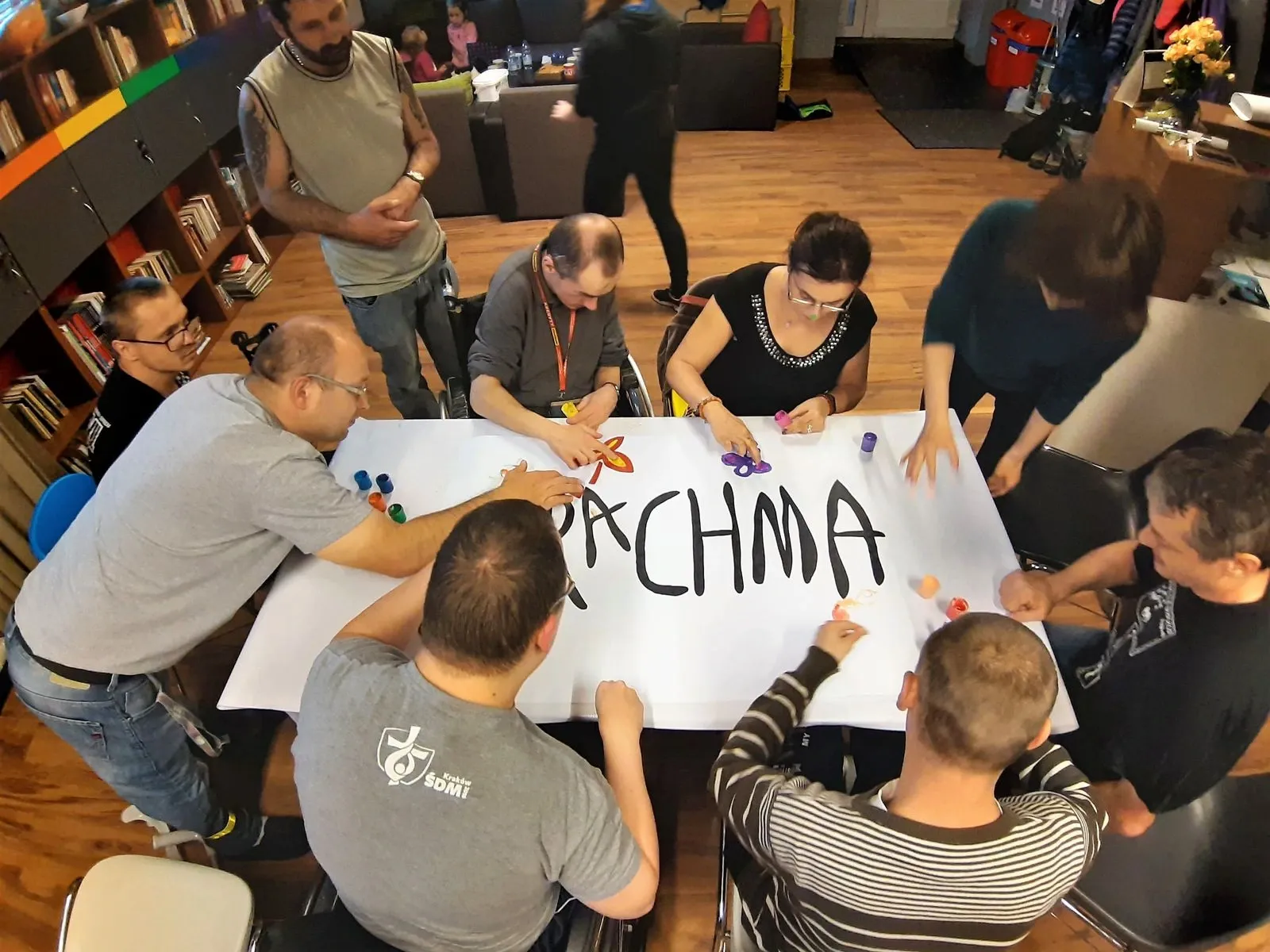 Niepokonani malują transparent "Drachma"